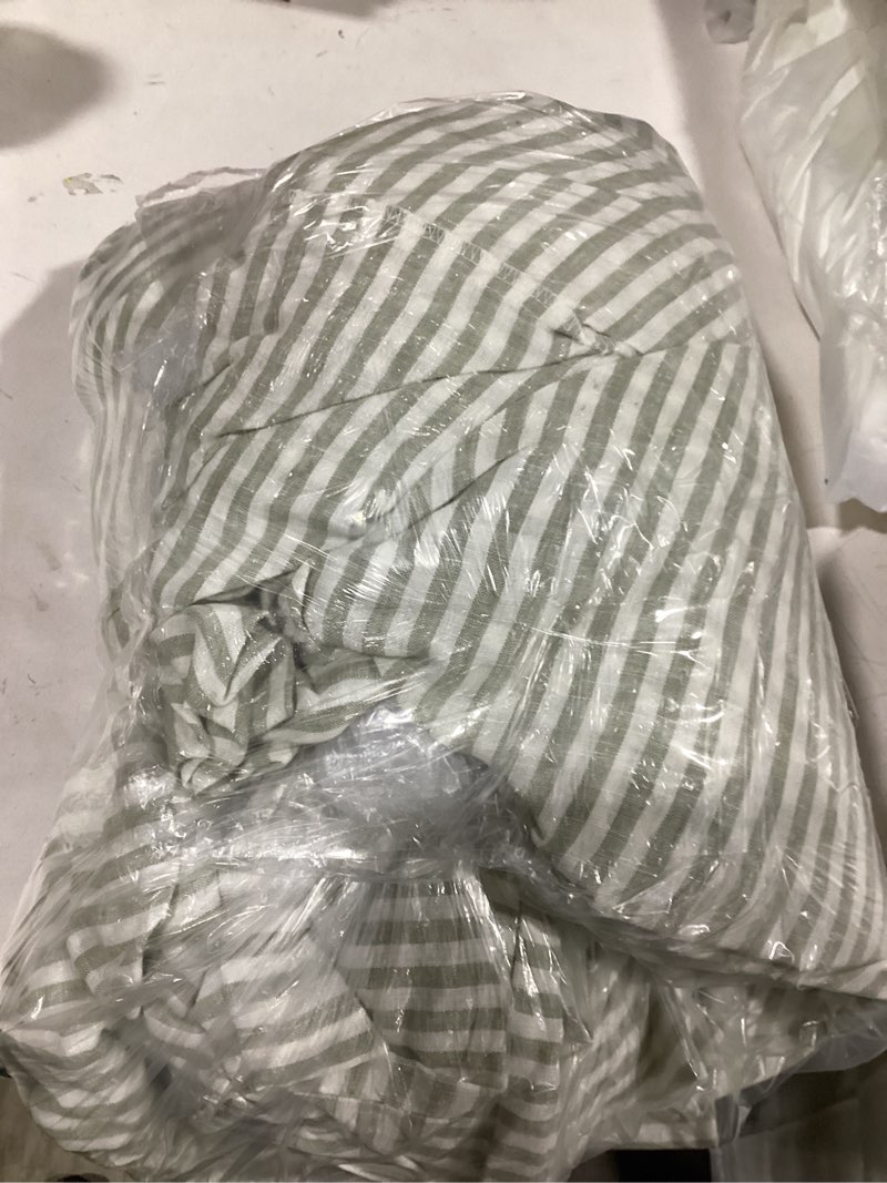 Condition photo showing Good Condition for green and white stripped pattern sheet set quince  