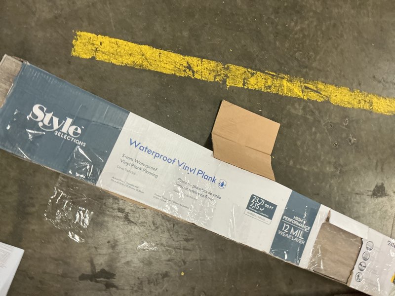 Condition photo showing Good Condition for style selections dove tail oak gray 12-mil x 7-in w x 48-in l waterproof interlocking luxury vinyl plank flooring (23.21-sq ft/ carton)