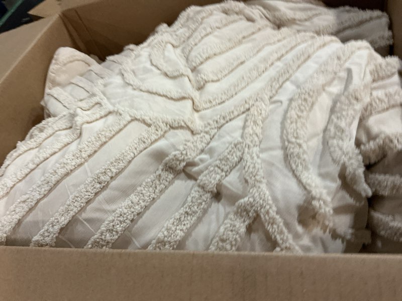 Condition photo showing New/Like New for Bedsure Boho Tufted Beige Comforter King Size, GentleSoft™ 3 Pieces Boho Farmhouse Decor Bedding, Arch Shabby Chic Bedding for All Seasons, 1 Bed Comforter, 2 Pillow Shams, 104x90 Inches King (104" x 90") 02 - Arch Jacquard Beige
