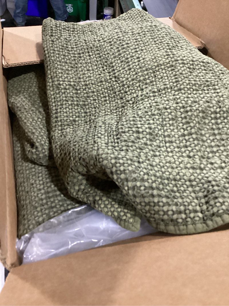 Condition photo showing Good Condition for (SIMILAR TO STOCK PHOTO)Vinyl Placemats Set of 8 Faux Leather 100% Waterproof Wipeable Washable Place Mats Heat Resistant Easy Clean Non-Slip Table Mats for Indoor Outdoor. (8, Green) 8 Green