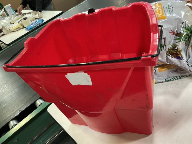 Condition photo showing Good Condition for wringer bucket red 18qt