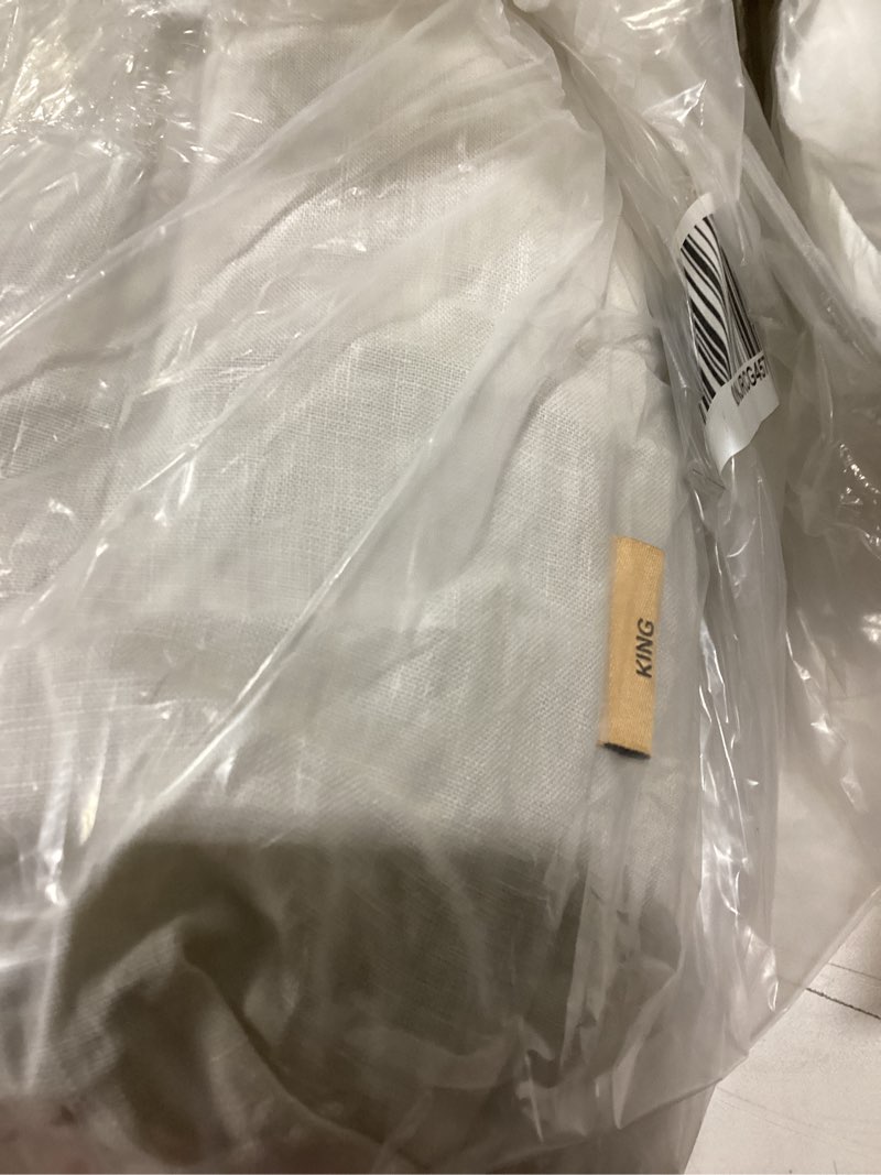 Condition photo showing Good Condition for quince off white sheet set 