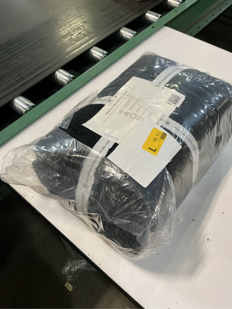 Condition photo showing Good Condition for premium staple cotton bathroom towel set - black 600 gsm 6-piece luxury bath towel set 1 stripe - 2 bath towels, 2 hand towels & 2 washclothes set - high absorbent & quick dry for gym, spa, hotel black 1 stripe