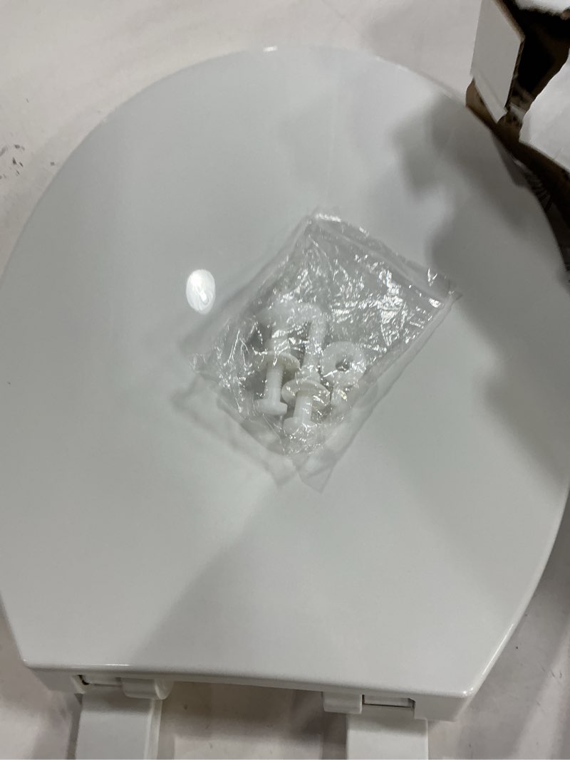 Condition photo showing Good Condition for Round Toilet Seat, Standard 16.5” Slow/Soft Close Round Toilet Seat for Round Toilets, No-Slam Quiet-Close Lid, Easy-to-Install, White, Durable Never-Loosen Design White Round(Standard)