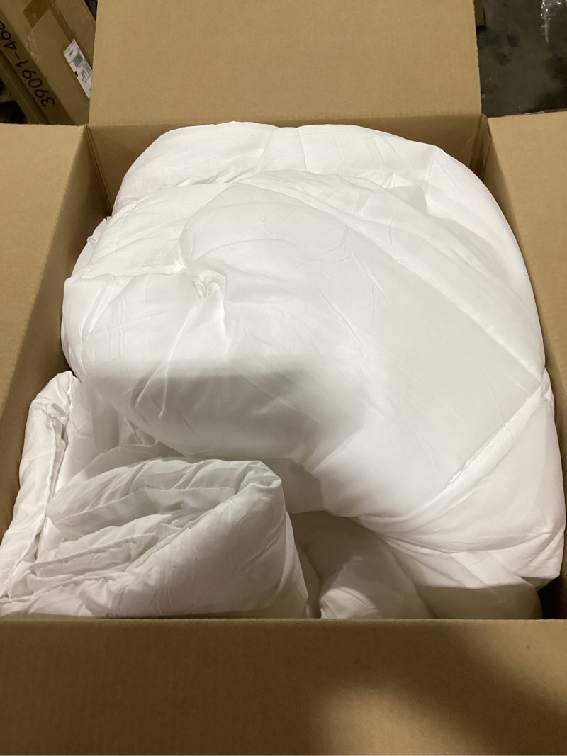 Condition photo showing Good Condition for Bedsure Comforter Duvet Insert - Quilted Comforters Queen Size, All Season Duvet, GentleSoft Down Alternative Bedding, with 8 Tabs, Gifts for Women/Men, White, Queen 88 x 88 Inches White Queen