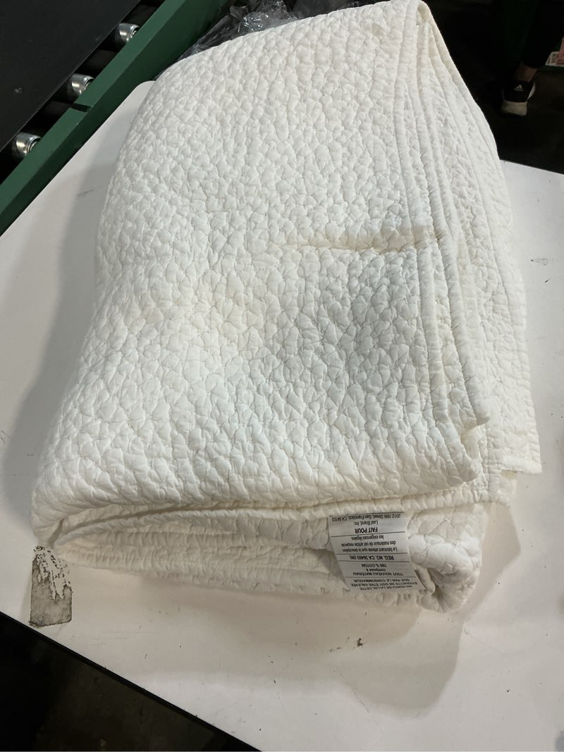 Condition photo showing Good Condition for ( 1 piece) organic cotton hand stitched quilt color white 88”x92”