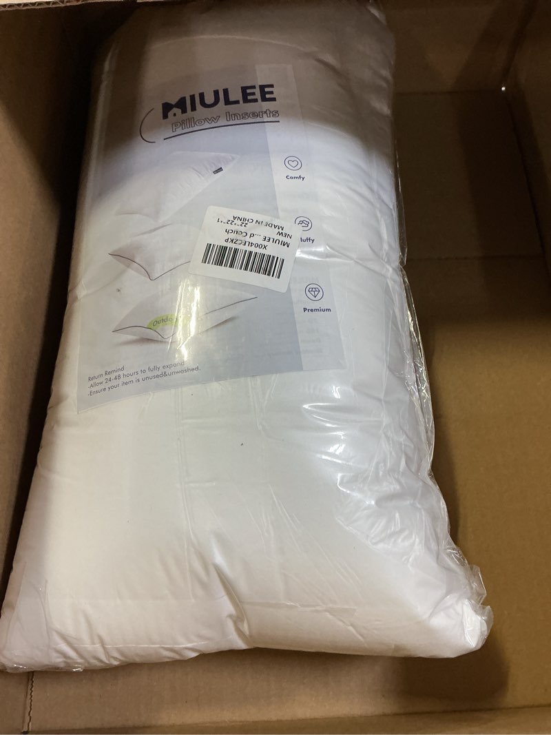 Condition photo showing New/Like New for miulee 22x22 inch throw pillow insert premium throw pillow polyester microfiber stuffer pillow for sofa bed couch 22x22 inch (pack of 1)