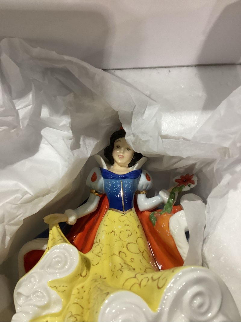 Condition photo showing Good Condition for enesco disney showcase couture de force snow white and the seven dwarfs figurine, 8.07 inch, multicolor