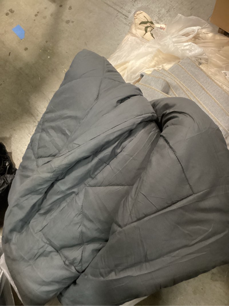 Condition photo showing Good Condition for Cozy lux king grey comforter
