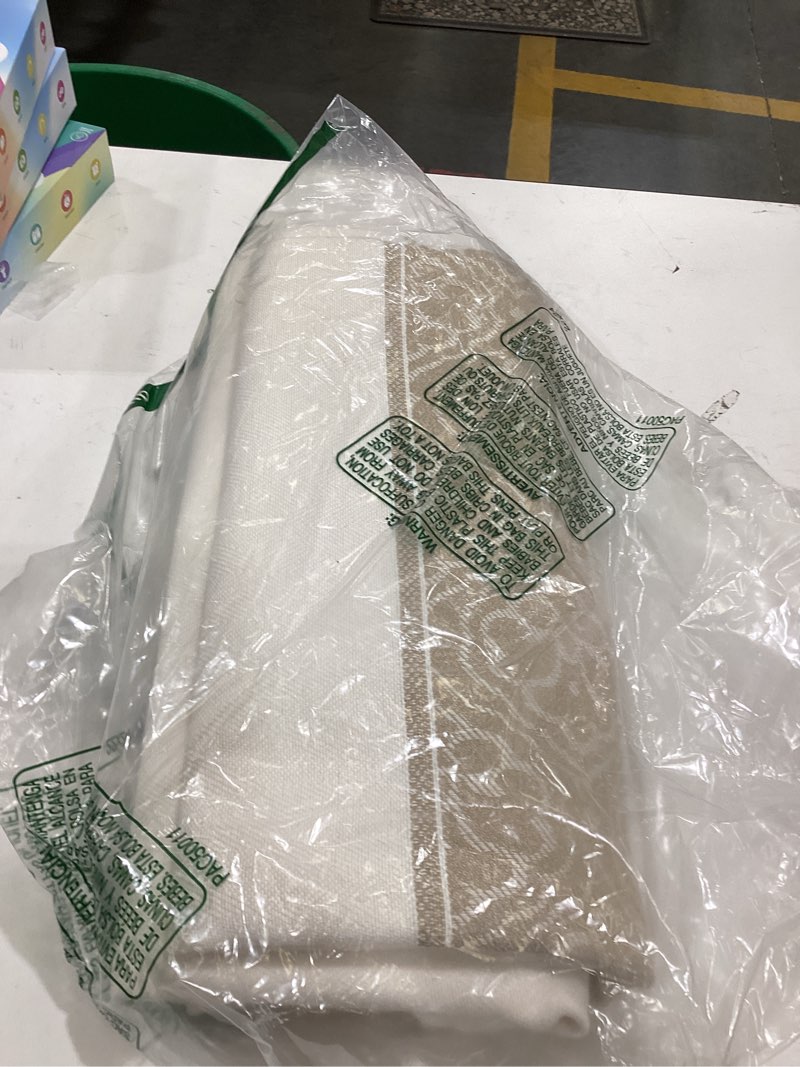 Condition photo showing Good Condition for table cloth