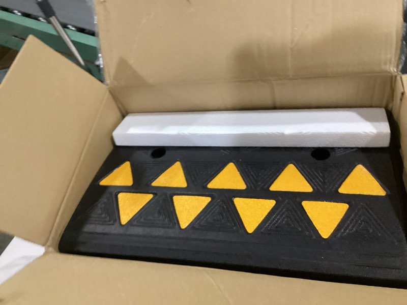 Condition photo showing New/Like New for VEVOR Rubber Curb Ramp 4.25" Rise Height, 11.8" Width 19.7" Length Driveway Ramp for Curb, 15T Heavy Duty for Forklifts, Trucks, Buses, Cars, Wheelchairs, Bikes 4.25" H x 19.7" L