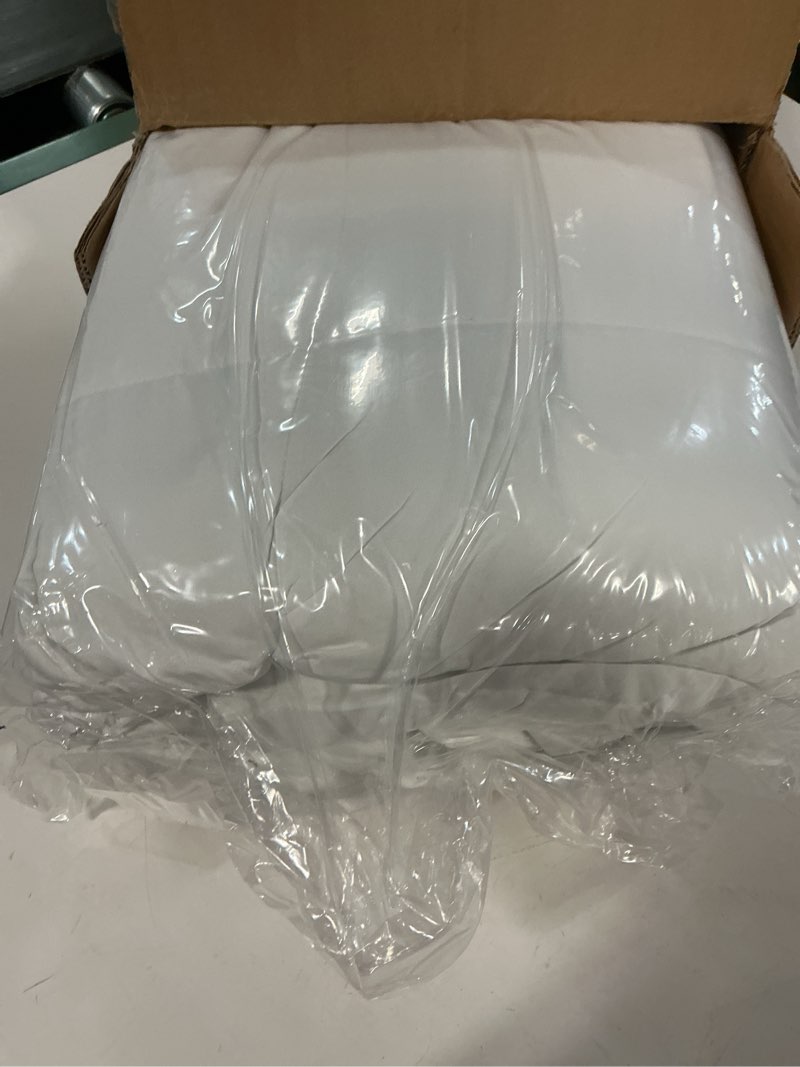 Condition photo showing New/Like New for huajie hj 3 pieces all season down alternative reversible quilted comforter set (king&california king, double side pure white) double side pure white king&california king