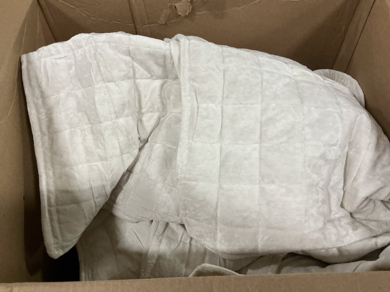 Condition photo showing As Is for EVERGRACEHOME Cross Stitch Pre-Washed Cotton Quilt Bedding Set King Size, Oversized 3 Pieces Lightweight Bedspread Coverlet for All Season, with 2 Matching Shams, Bright White, 88in .x29 in OVERSIZED CAL KING 88 inc x92 in Bright White