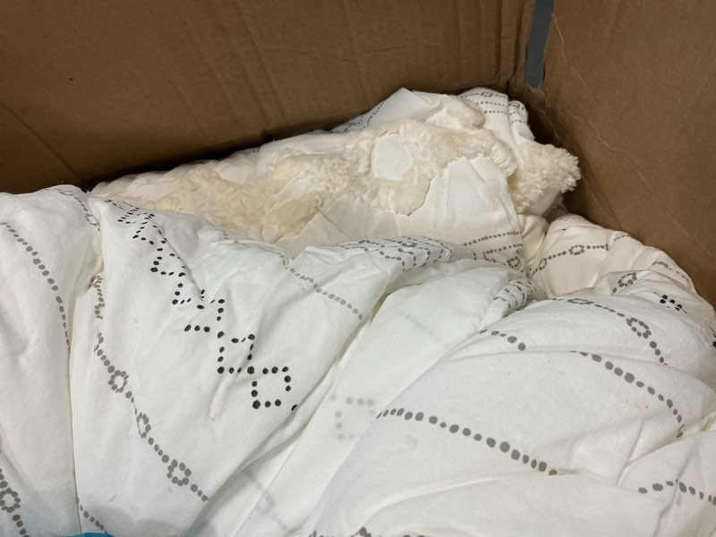 Condition photo showing Good Condition for Hyde Lane Queen Textured Duvet Cover Asha, Boho Farmhouse Ivory 100% Cotton Tufted Bedding Set with Zipper, Mid Century Modern Comforter Covers, 3 Pieces Including Matching Pillow Shams (90x90 Inches) Full/Queen Ivory(no Comforter)