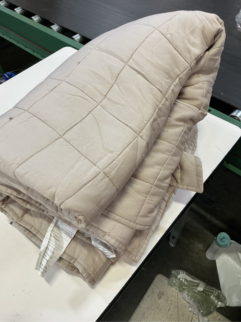 Condition photo showing Good Condition for bamboo box quilt color: sand size: king/cal king