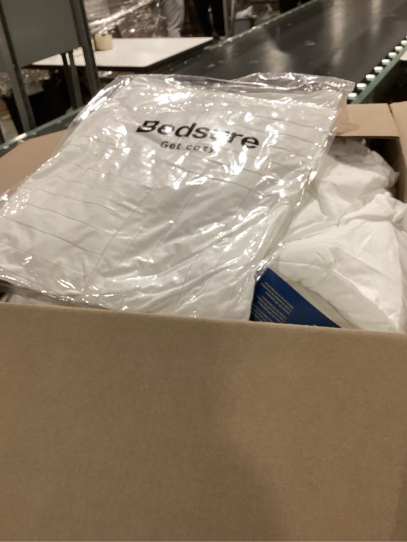 Condition photo showing Good Condition for Bedsure GentleSoft Fleece Blankets Queen Size White - Bed Blanket Soft Lightweight Plush Fuzzy Cozy Luxury Microfiber, 90x90 inches White Queen (90" x 90")