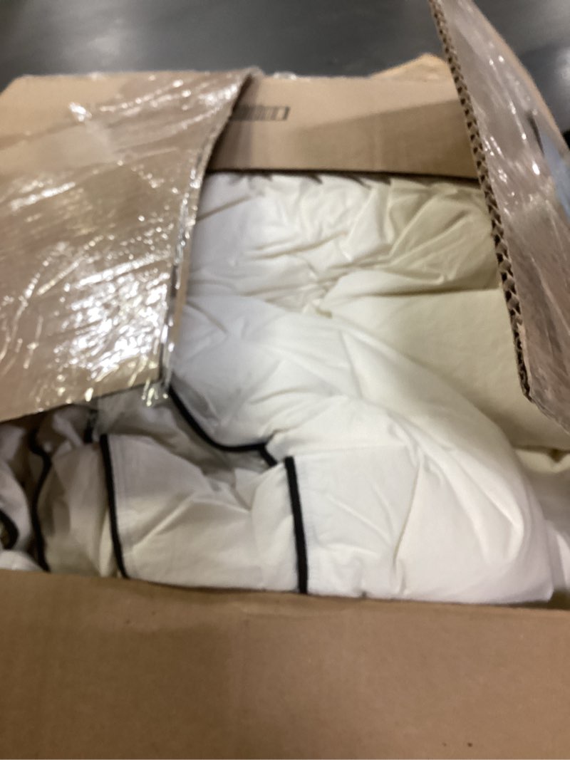 Condition photo showing Good Condition for Down Fibers Comforter Oversize King Size Thick Winter-Ultra Soft Comforter High Fill Power,Hotel Collection Fully Duvet Insert with Corner Tabs,Expert-Crafted Even Loft(White,120x98) White Oversized King-120x98"