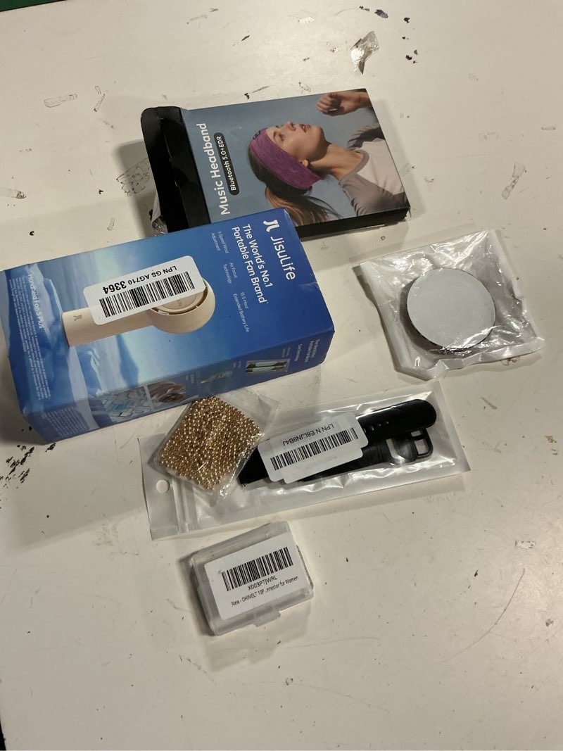 Condition photo showing Good Condition for assorted of accessories for women and men(5 pcs)