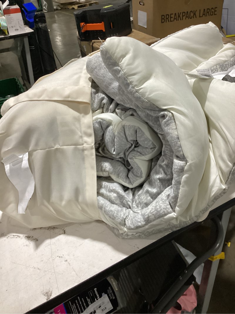 Condition photo showing Good Condition for better homes & gardens comforter set full/queen