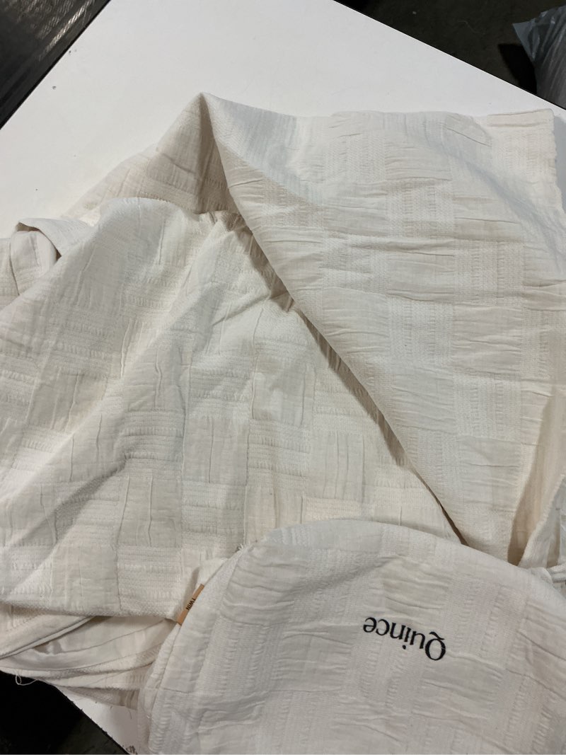 Condition photo showing New/Like New for quince checkered matelasse cover twin ivory