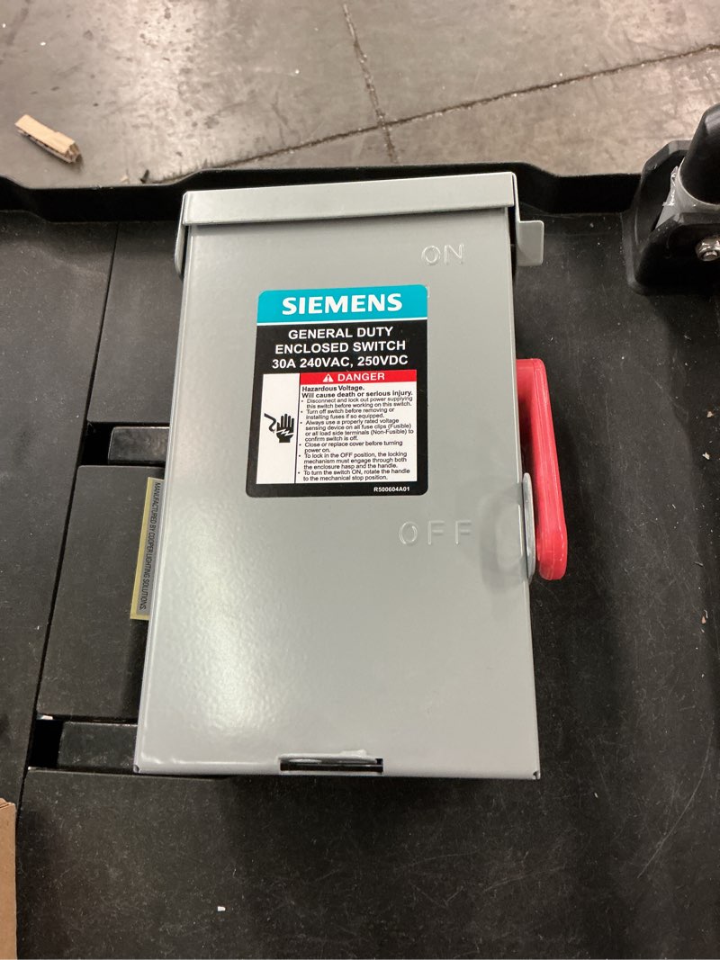 Condition photo showing Good Condition for general duty 30 amp 2-pole 3-wire 240-volt fusible indoor safety switch