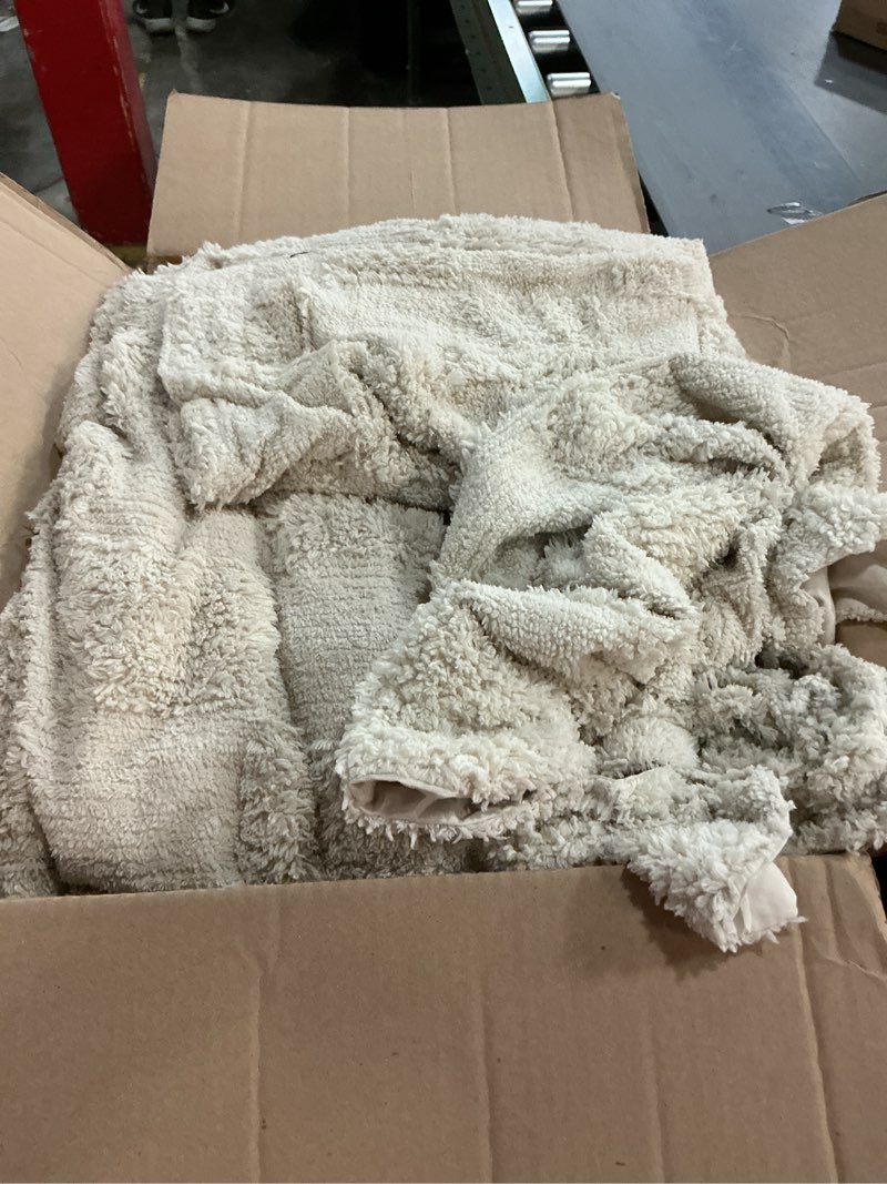 Condition photo showing Good Condition for Joiedomi Tufted Queen Comforter Set, 3 Pieces Beige Boho Queen Bedding Set with 1 Plaid Geometric Comforter and 2 Pillow Shams, Checkered Bed in a Bag for All Seasons