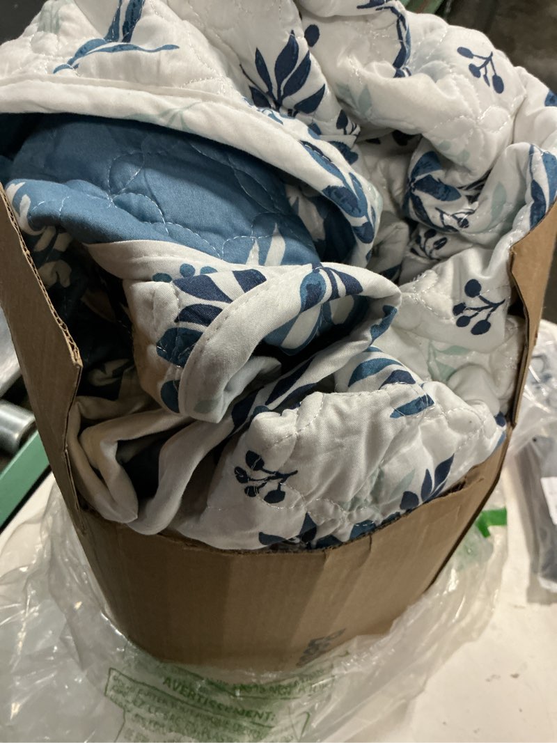 Condition photo showing Good Condition for bedsure floral quilt king size - reversible blue & white floral comforter, daisy design lightweight bedspread quilt bedding, soft microfiber coverlet for all seasons (106"x96") 01 - daisy king (106" x 96")