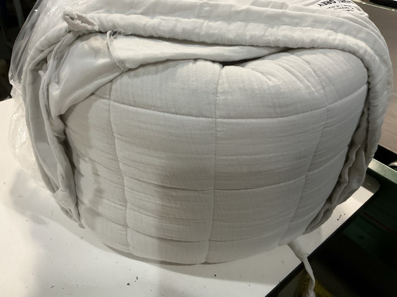 Condition photo showing As Is for quince organic airy gauze box quilt color light grey size queen