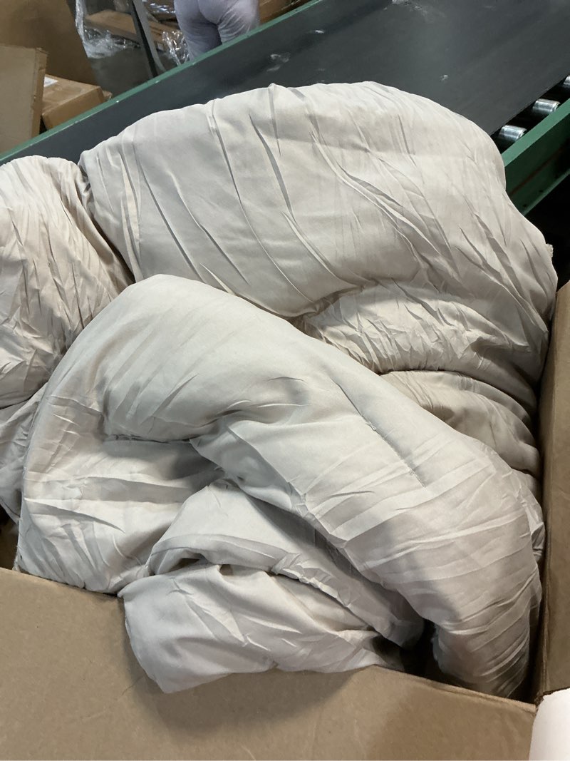 Condition photo showing As Is for ( similar) CozyLux Oatmeal Full Size Comforter Set, 3 Pieces Solid Breathable Quilted Style Bedding Sets, Luxury Soft Bed Set with Down Alternative Comforter for All Season (1 Comforter & 2 Pillowcases)