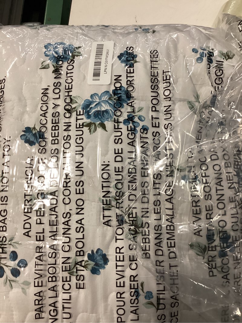 Condition photo showing New/Like New for vivilinen blue floral patchwork quilt set king size reversible quilted bedding set with 2 pillowcases | blue quilt set, king size quilt set, patchwork quilt, king size comforter, reversible quilt, floral quilt set blue king size