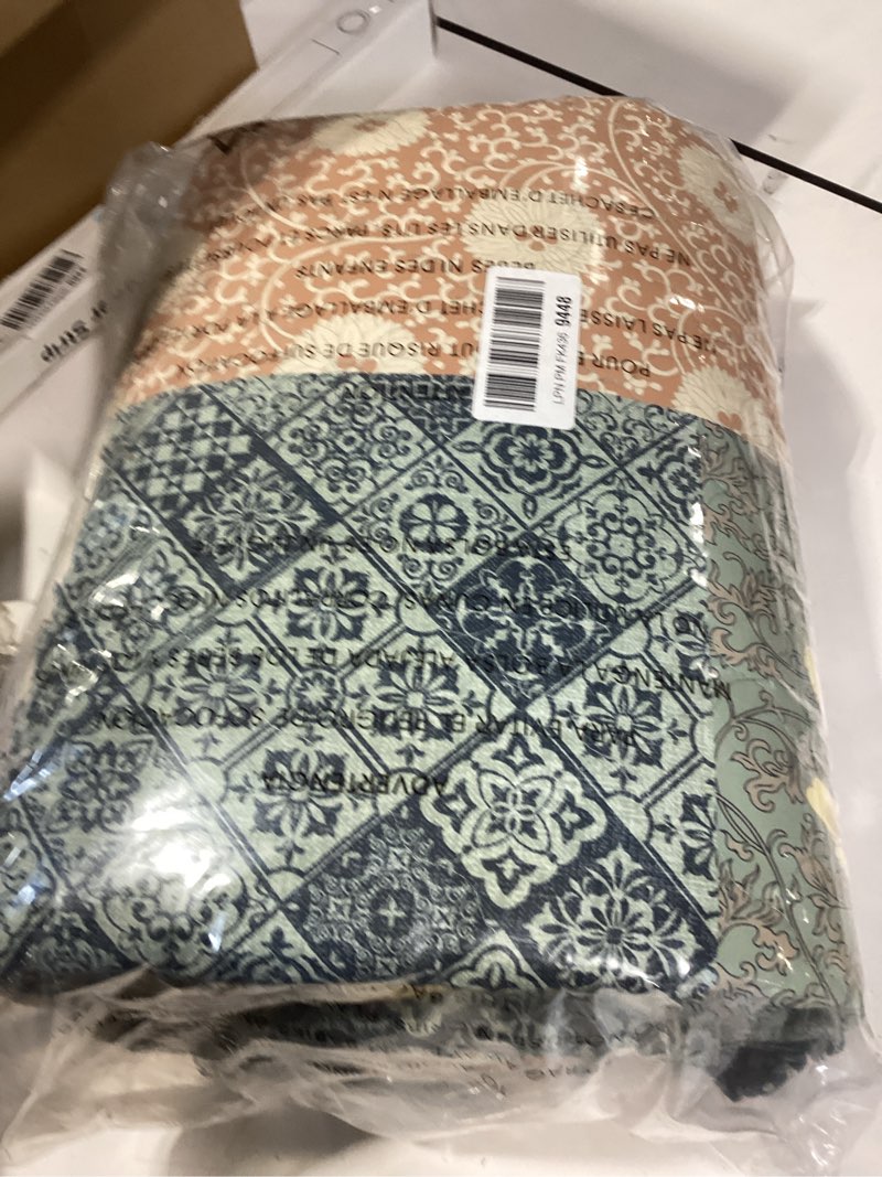 Condition photo showing New/Like New for CASAAGUSTO Queen Quilt Set - 3 Pieces Patchwork Green Quilt Bedding Set, Lightweight Queen Bedspread Coverlet, Reversible Floral Bed Cover for All Seasons (90"x94", 1 Quilt + 2 Pillow Shams) Green Queen(90"x94")