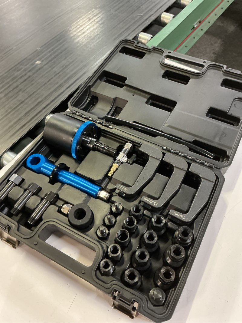 Condition photo showing Good Condition for pneumatic injector puller 27pcs for diesel engine, air vibration injector extractor with handle, labor-saving injectors removal tool set with high impact extractor hammer puller, 18 adapters, 3 hooks