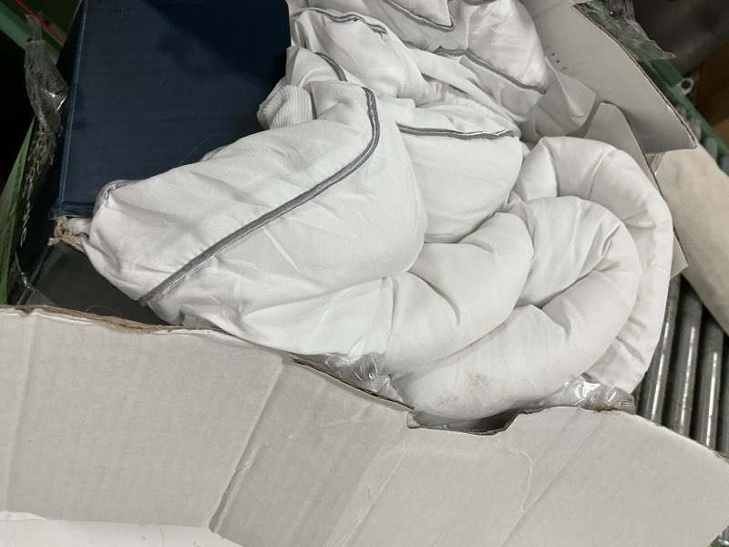 Condition photo showing As Is for sertapedic ultra loft mattres topper, queen