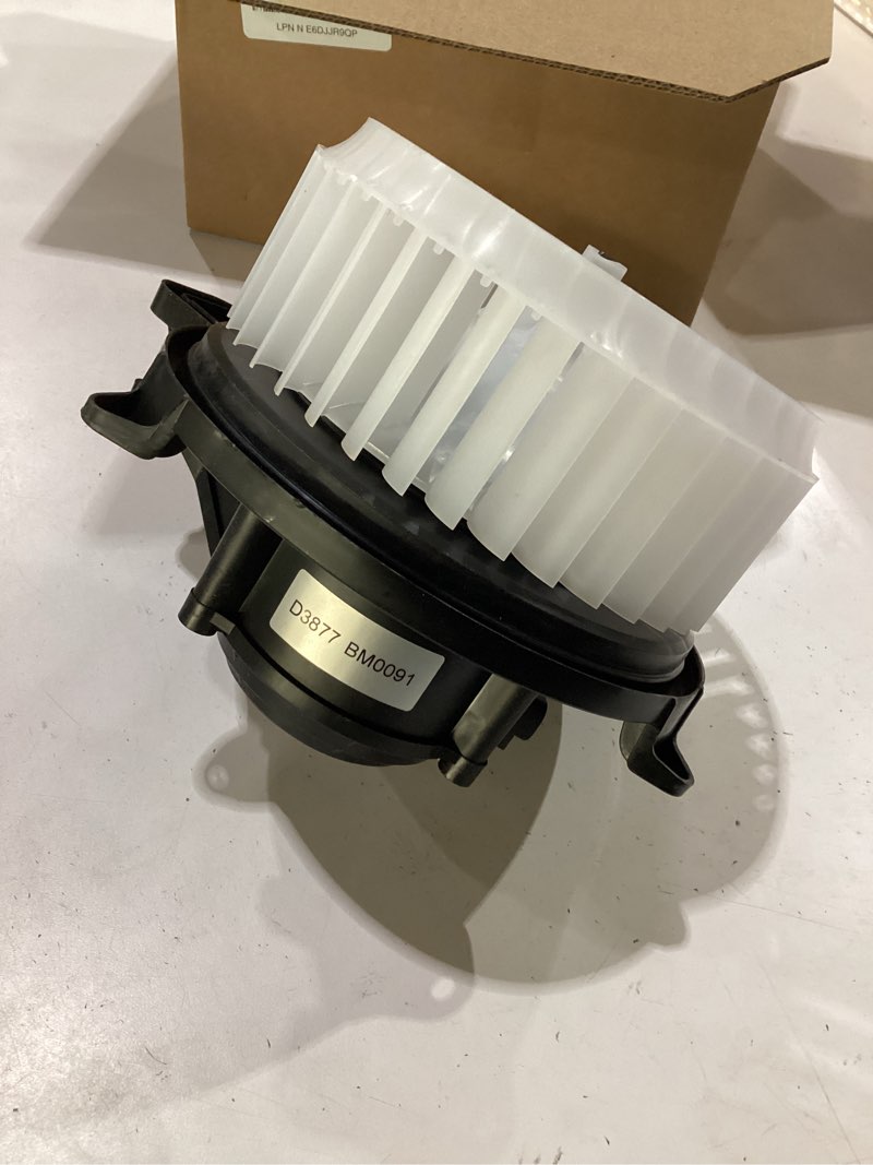 Condition photo showing New/Like New for hvac heater blower motor w/fan for 2010-2012 ford fusion lincoln mkz 2010-2011 mercury milan replaces for pm9381 700270 75874