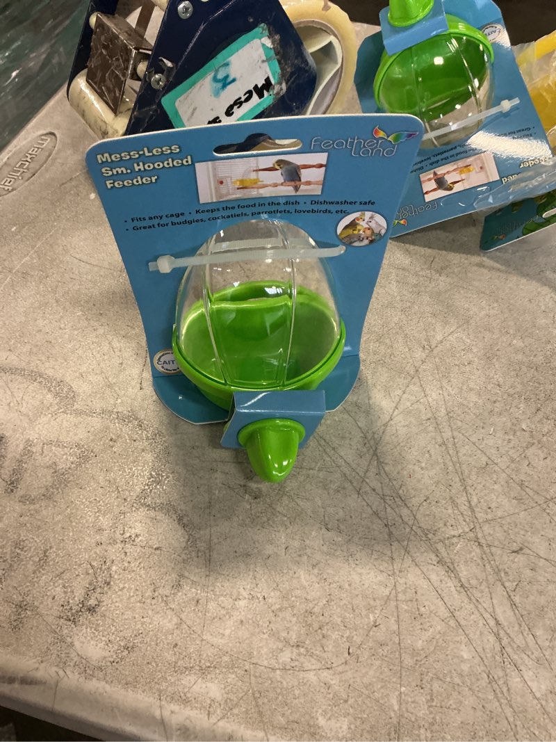 Condition photo showing New/Like New for CAI 50028 MESS-LESS HOODED FEEDER – SM – NO PACKAGING