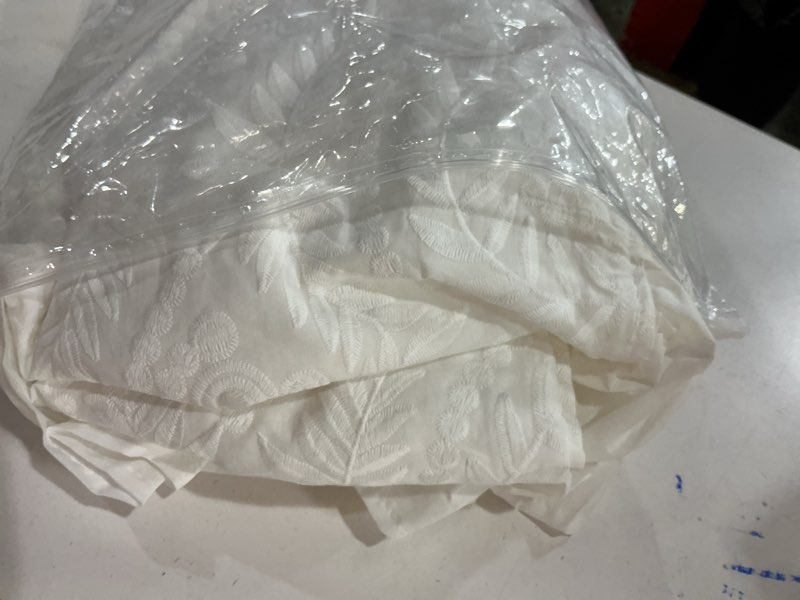 Condition photo showing Good Condition for patdrea Vintage Ruffle Tablecloth for Rectangle Tables,Farmhouse Embroidered Cotton White Lace Table Cloth Cover Decor for Dining Room Wedding Banquet Thanksgiving Christmas,59"*83" White 59" x 83" (Rectangular)