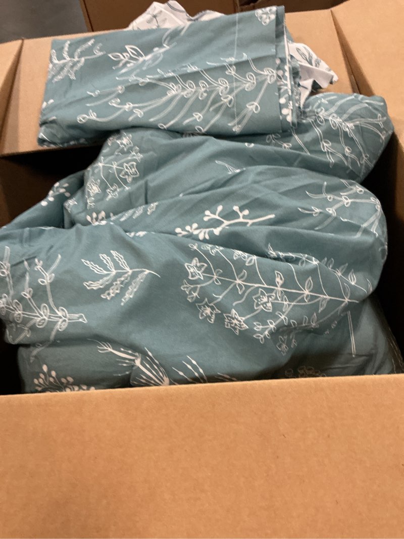 Condition photo showing Good Condition for Bedsure Queen Comforter Set - Mineral Blue Bed Set, 3 Pieces Cute Floral Bedding, 1 Soft Reversible Botanical Flowers Comforter and 2 Pillow Shams Queen 11 - Mineral Blue