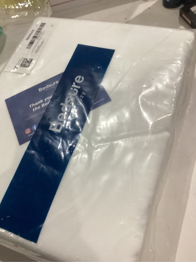 Condition photo showing Good Condition for Bedsure White Duvet Cover King Size - 3 Pieces Prewashed Cotton-Like Polyester Extra Soft Bedding Set, Includes 1 Duvet Cover 104x90 Inches with Zipper Closure & 2 Pillow Shams, Comforter Not Included 00 - White (No Comforter) King (104" x 90")