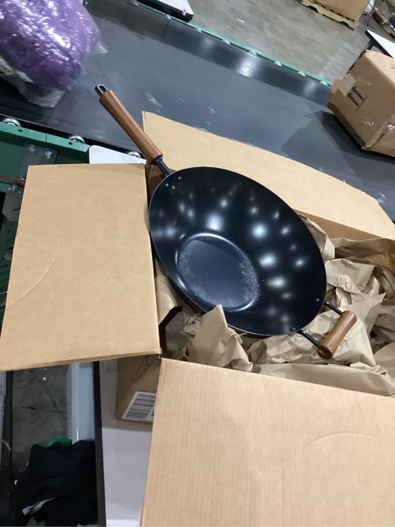 Condition photo showing Good Condition for black carbon steel non-stick gas wok with wook handles