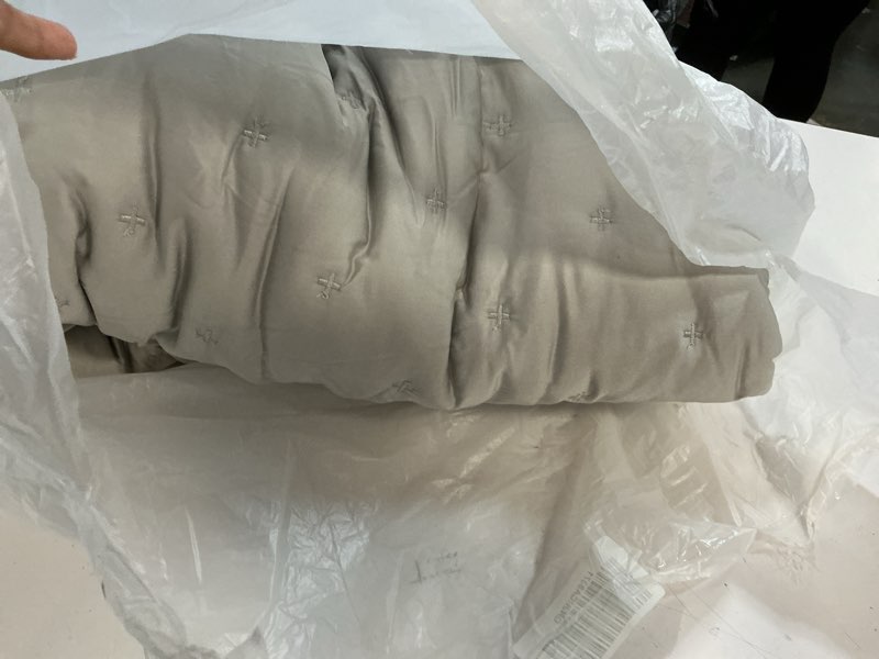 Condition photo showing Good Condition for quince  bamboo dream quilt/light grey/full/queen