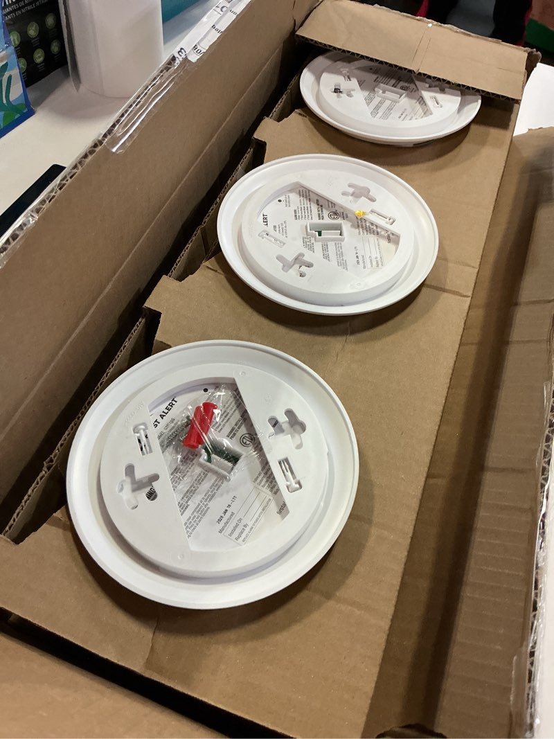 Condition photo showing Good Condition for first alert interconnect hardwire smoke alarm with battery backup & voice alerts, 3-pack