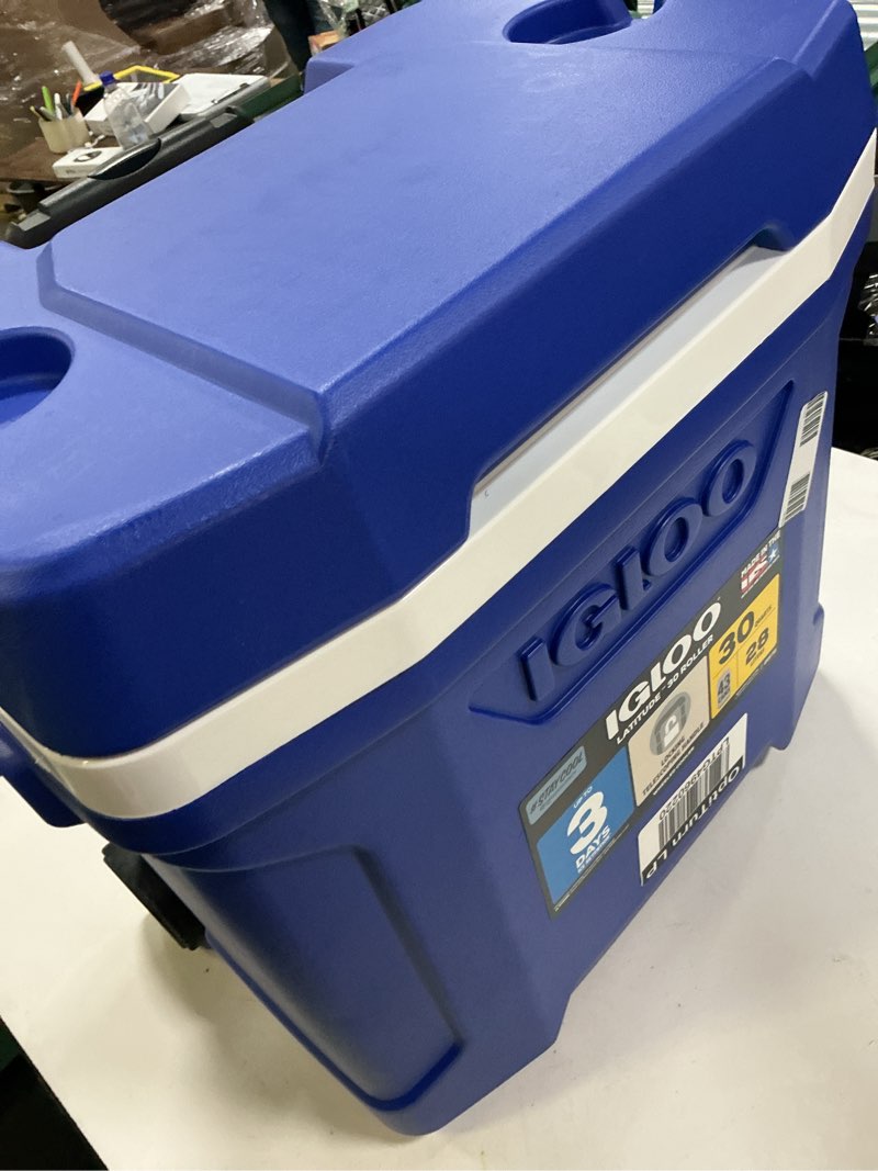 Condition photo showing As Is for igloo latitude 30qt roller cooler: hard-sided with wheels