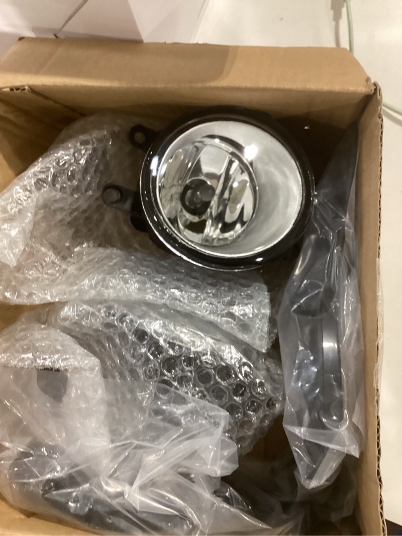 Condition photo showing Good Condition for wild bear fog lights compatible with 2011-2017 sienna (does not compatible with se models) bumper fog light driving lamp assembly driver & passenger side halogen 11-17 sienna