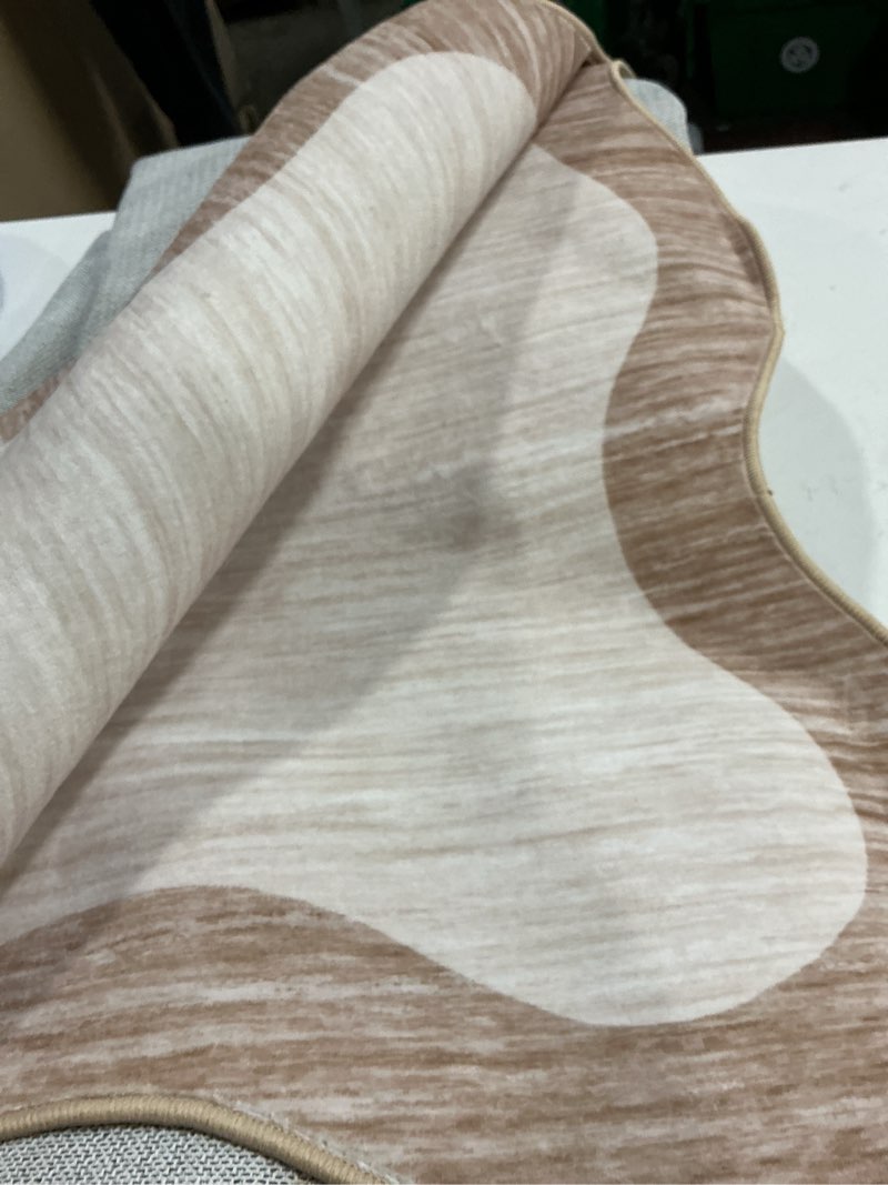 Condition photo showing Good Condition for GarveeHome Scalloped Large Living Room Area Rug 8x10 - Machine Washable Modern Rugs Bordered Neutral Rug Non-Shedding Low Pile Farmhouse Carpet for Bedroom Nursery Classroom Dorm 8 ft x10 ft Beige Scalloped|beige 8' x 10' (Rectangular)