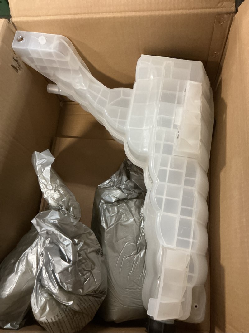 Condition photo showing Good Condition for Coolant Reservoir Tank FIT 2013–2020 Peterbilt 579, Compatible with T680, T880 Long-Haul Trucks – Replace OE# DR104002, CP237001, DR104004