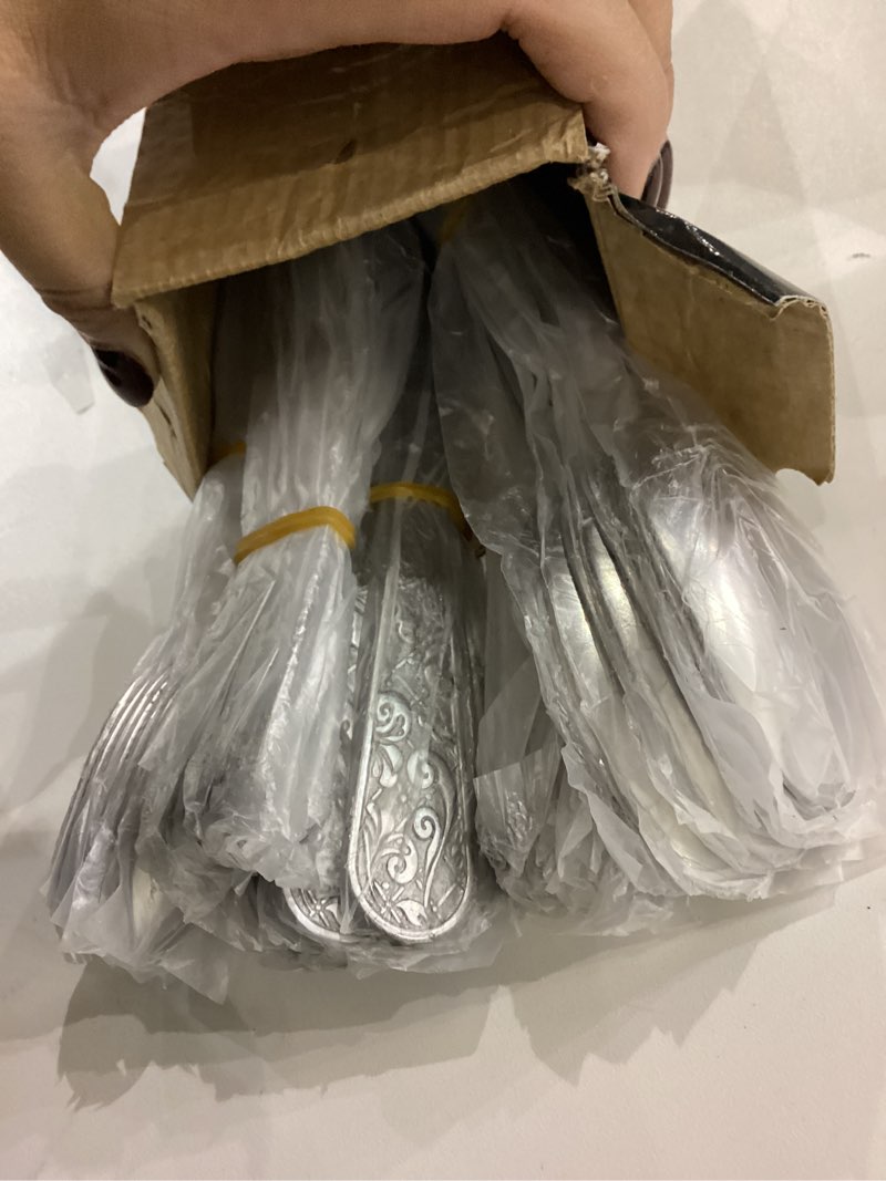 Condition photo showing Good Condition for Meythway Vintage Carved Silverware Stainless Steel Flatware Set with Knife/Fork/Spoon, Cutlery Set for Home and Kitchen, Utensil Set with Dishwasher Safe Silver