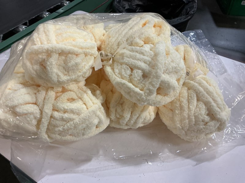 Condition photo showing Good Condition for mellobello chunky yarn buttercup 8pcs