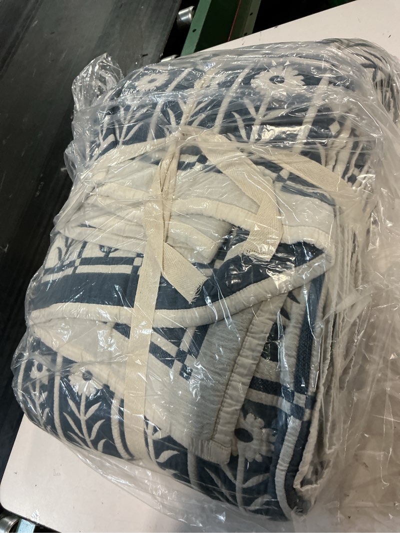 Condition photo showing Good Condition for organic cotton jacquard floral coverlet set, full/queen, glacier blue