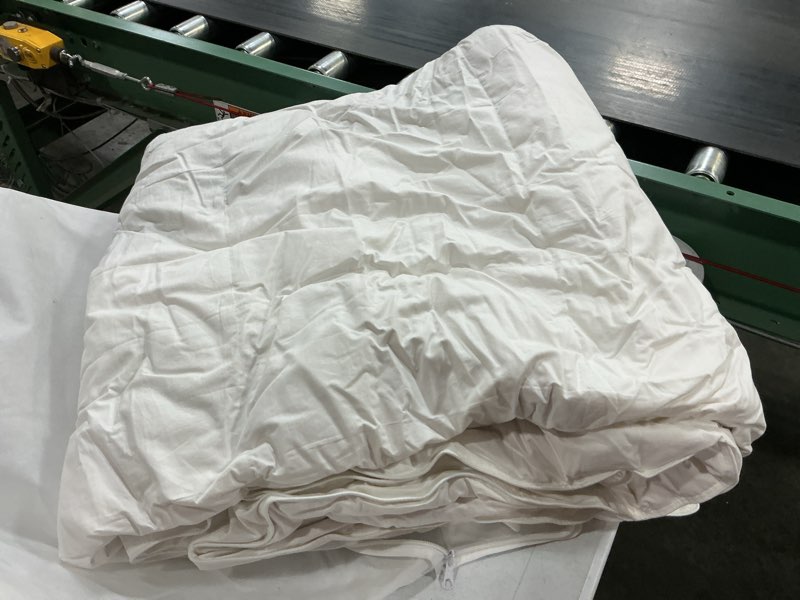 Condition photo showing Good Condition for premium down comforter, full/queen, down