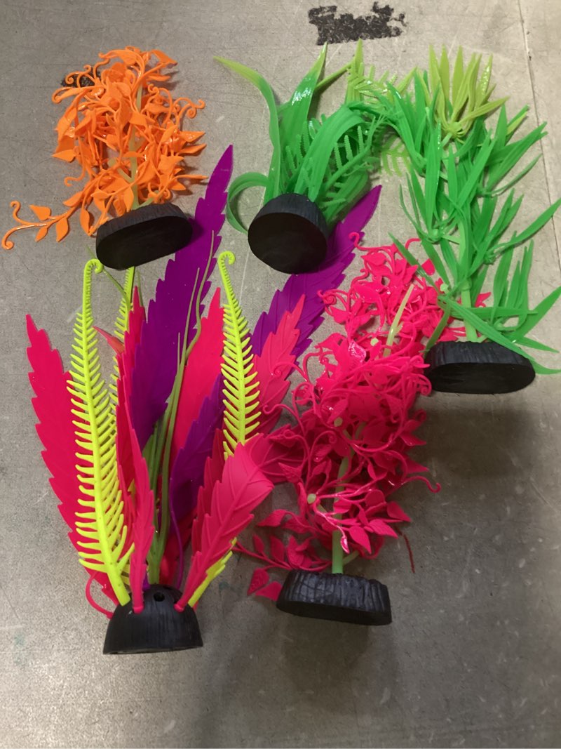 Condition photo showing New/Like New for Penn-Plax Aqua-Plants Silicone Flow Plant Bundle – 5 Pieces
